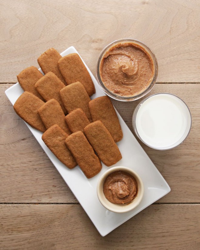 K domačim speculaas piškotom lahko postrežete tudi piškotno maslo (recept je spodaj). 