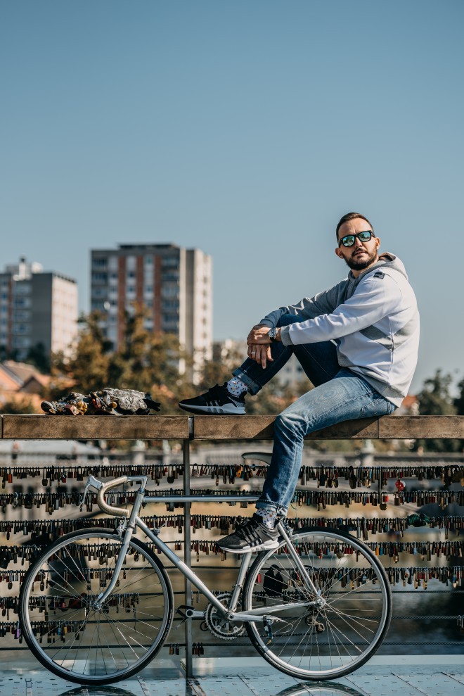"Jag står bakom det faktum att en kvinna inte är dålig bara om hon är sexig. En smart kvinna kan övertyga en smart man med många andra saker." (Foto: Matic Kremžar)
