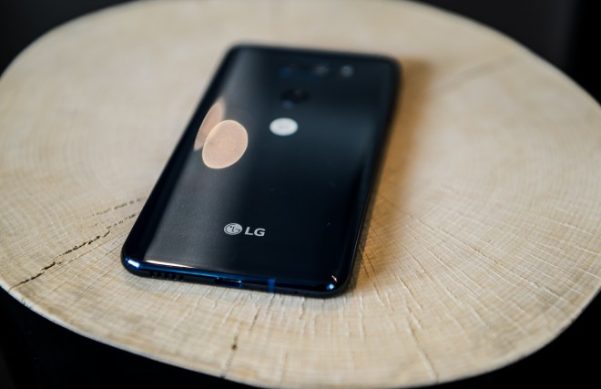 LG V30 - v celoti iz stekla. A, izdelan s posebno skrbnostjo - se zdi eden popolnejših izdelkov! 