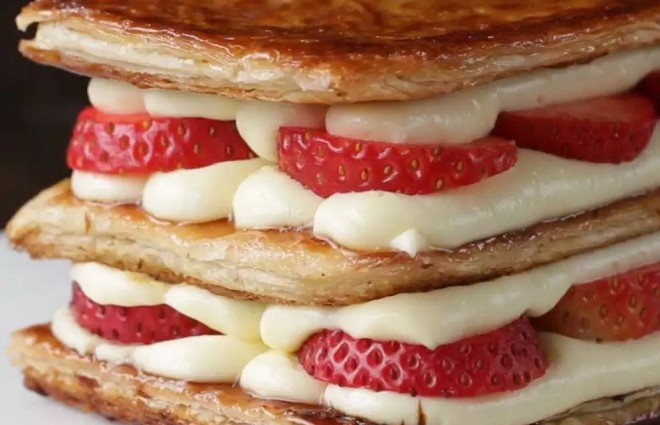 Mmmmm! Tako slastna je jagodna torta iz listnatega testa (millefeuille).