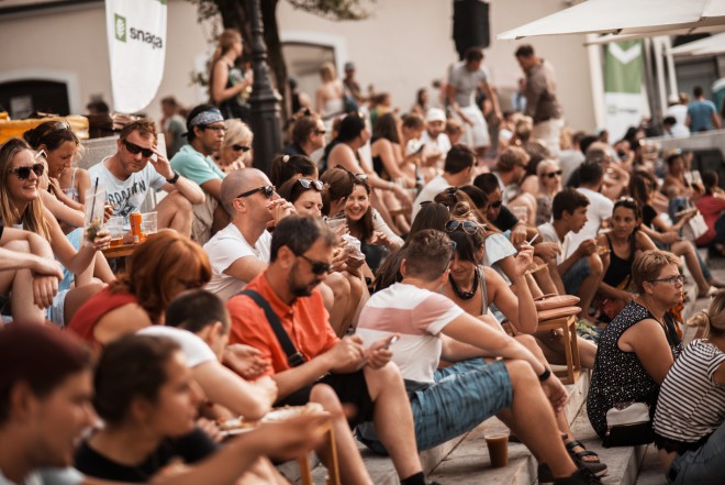 Odprta kuhna "združuje najboljše slovenske chefe in gurmanske guruje na čudoviti al fresco lokaciji".