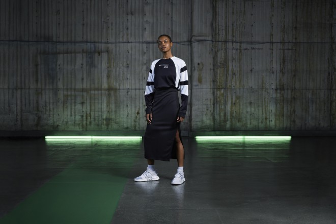 Die raffinierte Silhouette und die Verschmelzung von Streetstyle mit einem legendären Sporterbe geben Richtlinien für das Design neuer Grenzen vor und verleihen der Mode neuer Generationen Integrität.