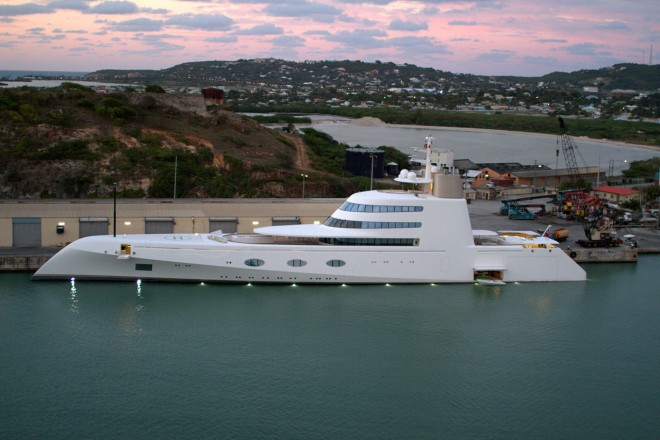Yacht à moteur A