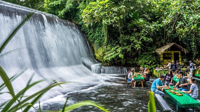 Ein Restaurant neben einem wunderschönen Wasserfall