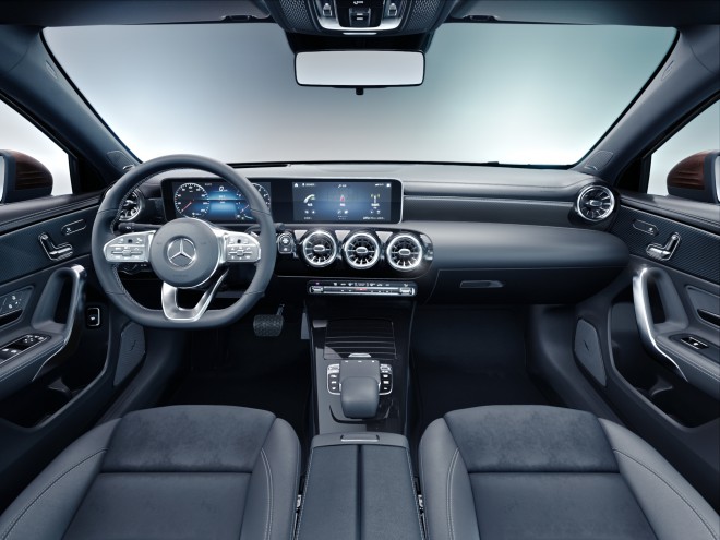 V notrjanosti je kakopak popolnoma podoben - klasični različici s prisekanim zadkom. / Mercedes-Benz Razred A 