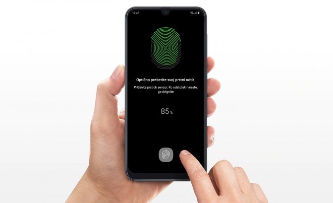 Na pametnem telefonu Samsung Galaxy A50 je bralnik prstnih odtisov na zaslonu. 
