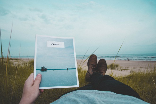 Virgo disfruta leyendo libros en la playa