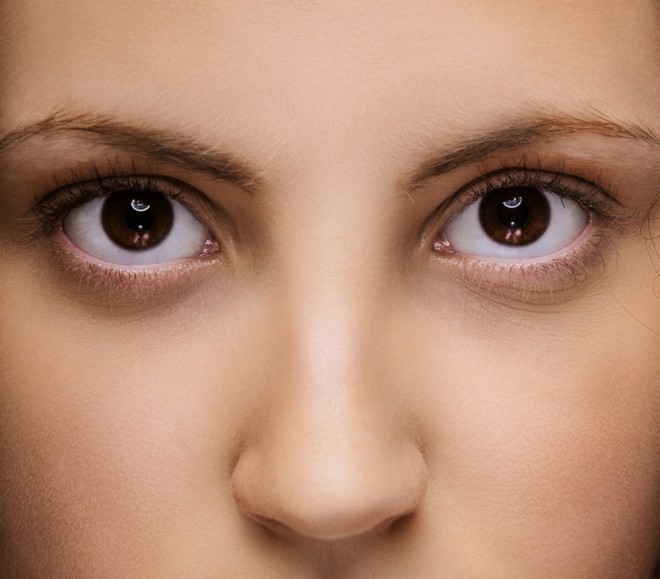 Ojos café oscuro
