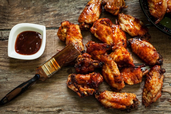 La salsa de barbacoa adecuada le dará sabor a tu picnic. 