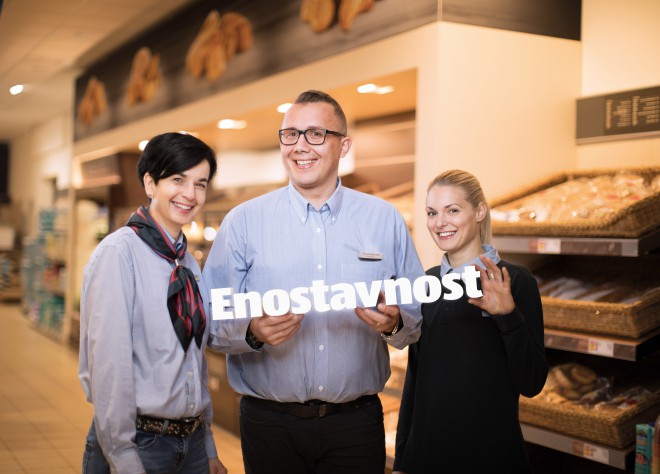 Sabina Primožič, johtaja, Simon Biberdžič, apulaisjohtaja, ja Bojana Stojnšek, myyjä