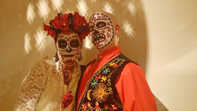 Naredi skupinsko masko za halloween.
