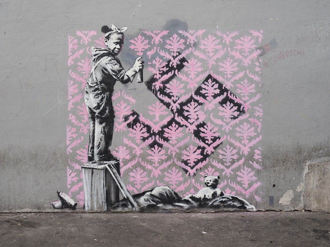 Banksy je anonimni ulični umetnik, katerega dela ozaveščajo.
