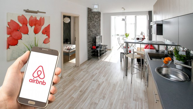 Airbnb pomuja 2.000 dolarjev letno za kritje nastanitve za zaposlene kjerkoli po svetu.