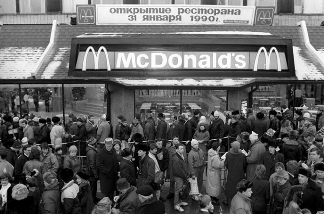 Allein für einen Hamburger standen an diesem Tag 30.000 Besucher Schlange.