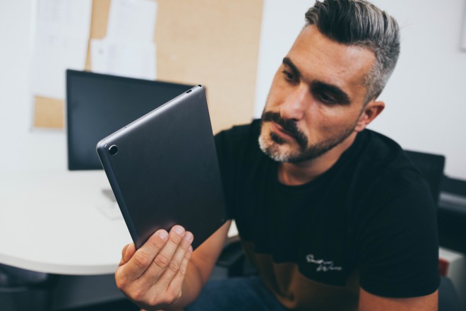 Precej enostaven dizajn, ki sledi predvsem funkcionalnosti. - Huawei Mediapad M5 Lite 