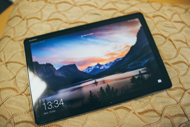 Črn rob naprave - bi bil lahko dosti manjši - Huawei Mediapad M5 Lite 