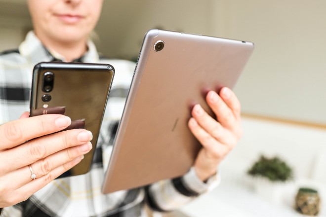Primerjava velikosti:  pametni telefon Huawei P20 Pro in tablica Huawei MediaPad M5 Lite. 