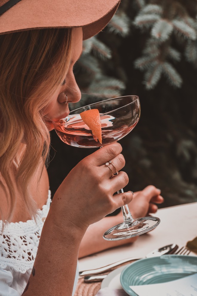 Mluví lidé skutečně lépe cizím jazykem po pití alkoholu kvůli znalostem, nebo je to jen otázka odvahy? 