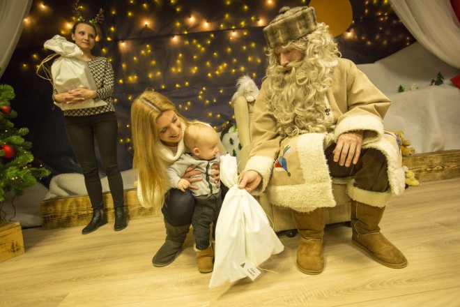 Papai Noel vai cantar com você, fazer piadas e, no final, distribuir presentes pelo nome.