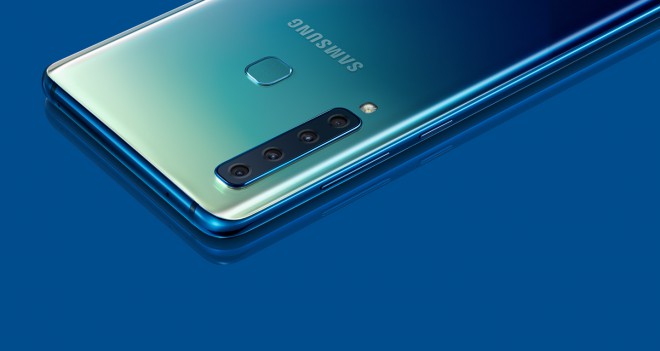Il Samsung Galaxy A9 ha ben quattro fotocamere. 