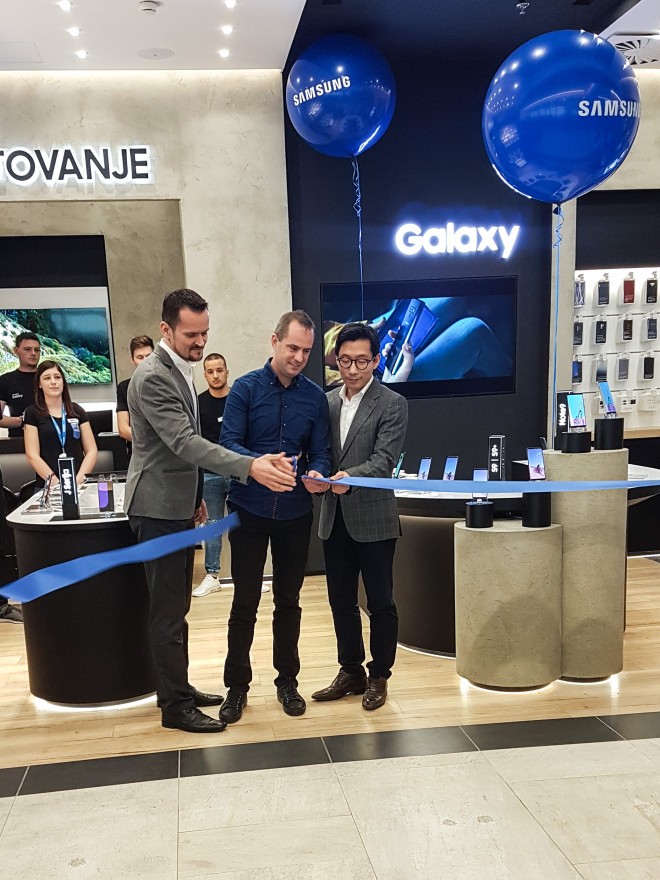 In the picture: Pavle Zubundžija, sales manager for mobile telephony in the Adriatic region, Tomaž Sgerm, store owner and director of Sgerm mobil, Hoyun Hwang, president of the Samsung Electronics Adriatic business unit.