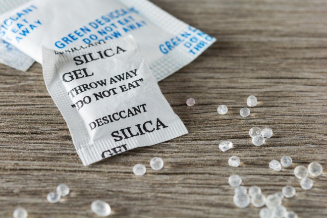 Zakjes met silicagel zorgen ervoor dat het deeg niet papperig wordt. 