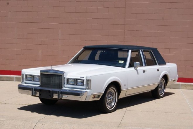 La Lincoln Town Car del 1988 fu la prima berlina acquistata dal cantante.