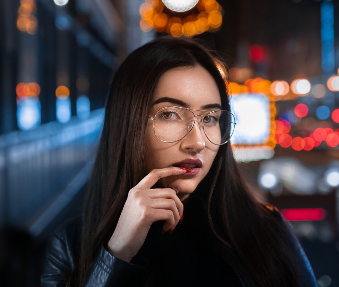 Die Gesellschaft glaubt immer noch, dass eine Frau nicht gleichzeitig smart und sexy sein kann, gleichzeitig erfolgreich und witzig, karriereorientiert und gleichzeitig liebevoll zu ihrem Partner.