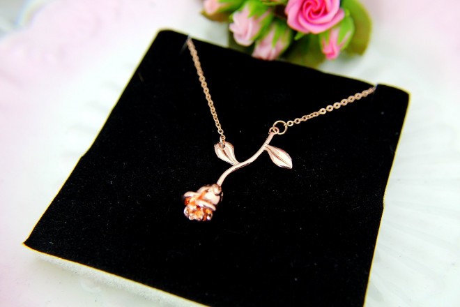 Ogrlica v obliki vrtnice  LeBuaJewelrytoo  / etsy