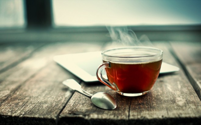 شرب المشروبات الساخنة.