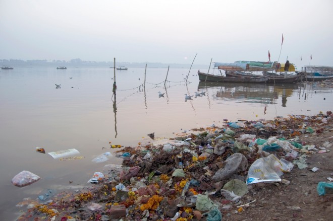 Prostovoljci iz reke Ganges odstranili 55 ton smeti.