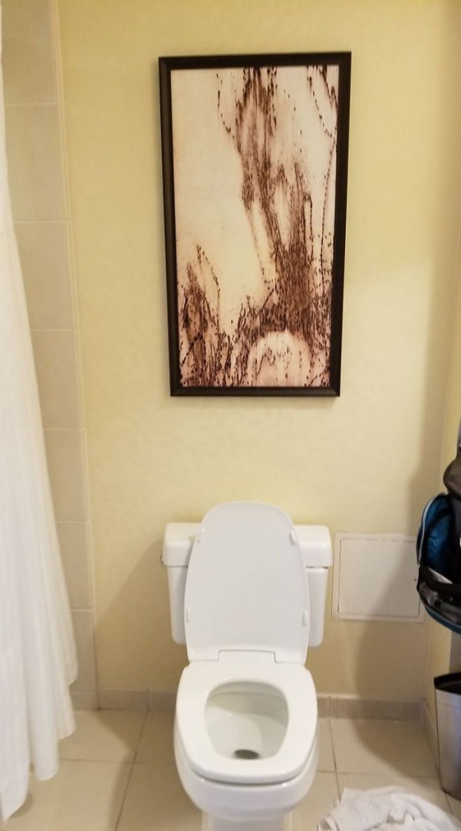 Taideteos wc:n yläpuolella