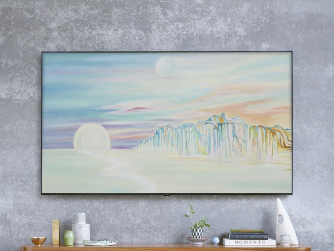 Samsung QLED TV 2019 s funkcijo Ambientalni način dnevno sobo spremeni v galerijo.