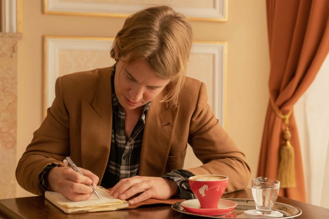 Svoj verz je prispeval tudi glasbenik Tom Odell. 