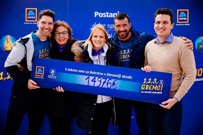 Aniti Ogulin so donacijo predali ambasadorji in Bor Trček, predstavnik HOFERja.