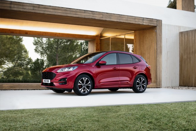 Silhueta nove Ford Kuga je resnično dinamična. Nekoliko spominja na tiste res športne SUV-je. 