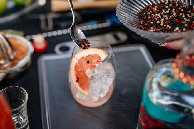 Vous aurez entre autres l'occasion d'apprendre à faire des cocktails au gin.