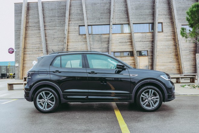 从侧面轮廓可以看出大众集团的大型SUV。 