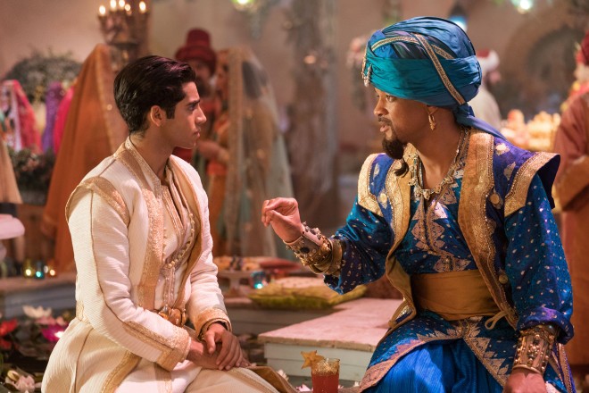 Mena Massoud kot Aladdin, Will Smith kot duh Genie