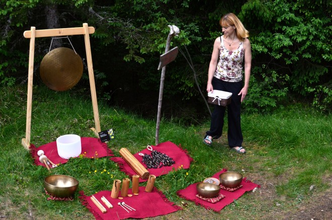 Skupinska zvočna meditacija v Alpskem vrtu v objemu energetskih točk.