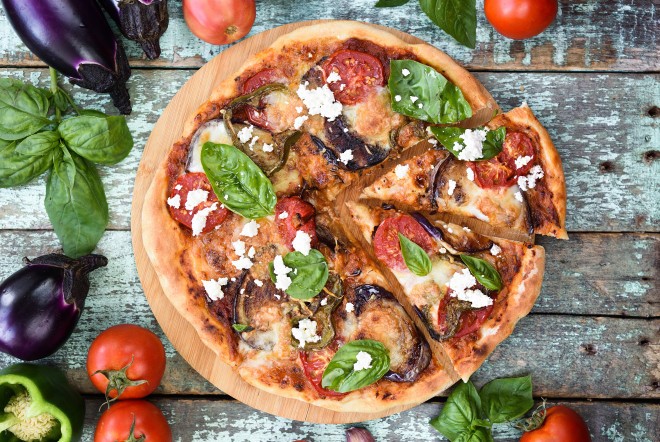 På sommerdager kan du nyte en lett pizza full av grønnsaker.