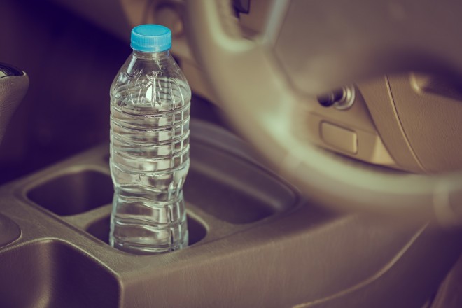 Lassen Sie an heißen Tagen niemals eine Wasserflasche im Auto!