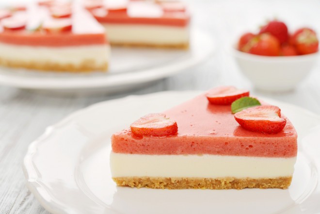 Slastna torta z belo čokolado in jagodami brez pečenja