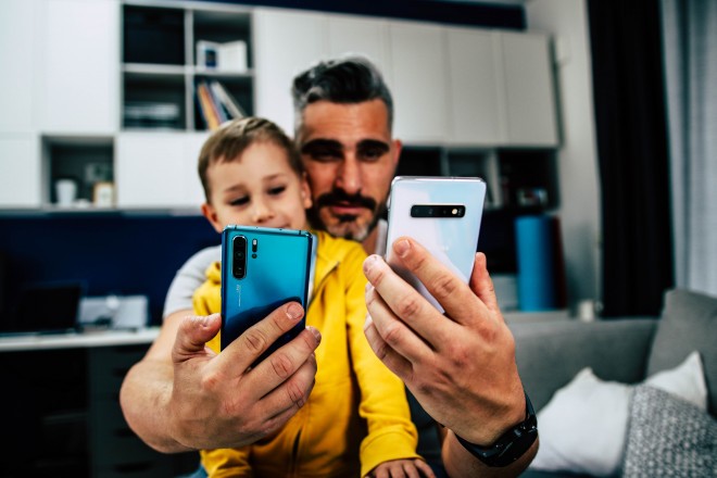 Pessoalmente, como designer, o Samsung Galaxy S10+ me serviu melhor como um todo. É sobre a impressão geral. Tanto o design da interface quanto os sentimentos sobre o próprio dispositivo. 