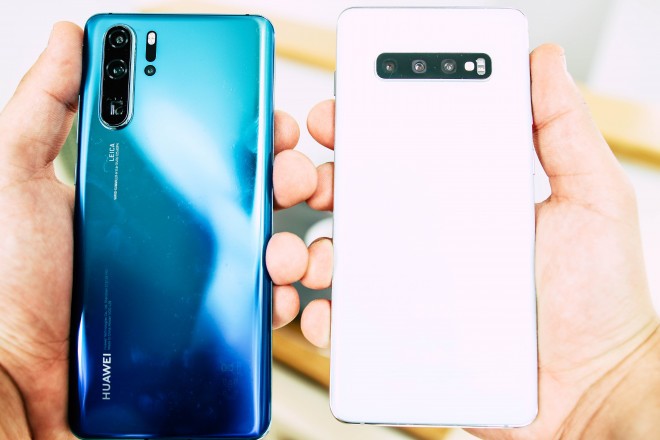 O Huawei P30 pro tem uma bateria um pouco maior - mas também é significativamente mais pesado que o Samsung Galaxy S10+