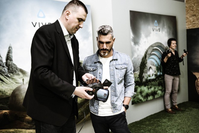 Vive Cosmos ima poenostavljene nastavitve, ki s pomočjo šestih kamer za široko in natančno “inside-out” sledenje, omogoča doslej najhitrejši in najbolj preprost vstop v svet navidezne resničnosti.