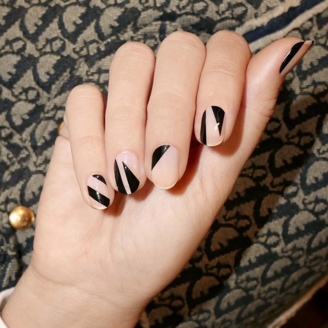 Minimalistische Grafik (Foto: IG @aliciatnails)