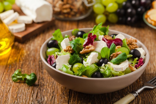 Salat mit Weintrauben und Cashewnüssen oder Walnüssen