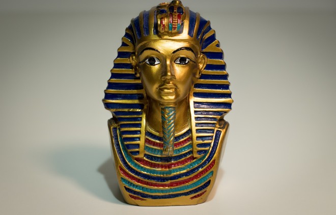 Una statuetta egiziana con la barba, indossata anche da rappresentanti dell'alta borghesia