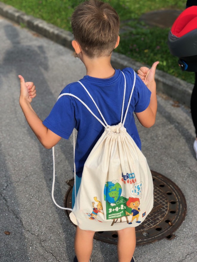 Un cartable reçu par les enfants des collaborateurs de HOFER.